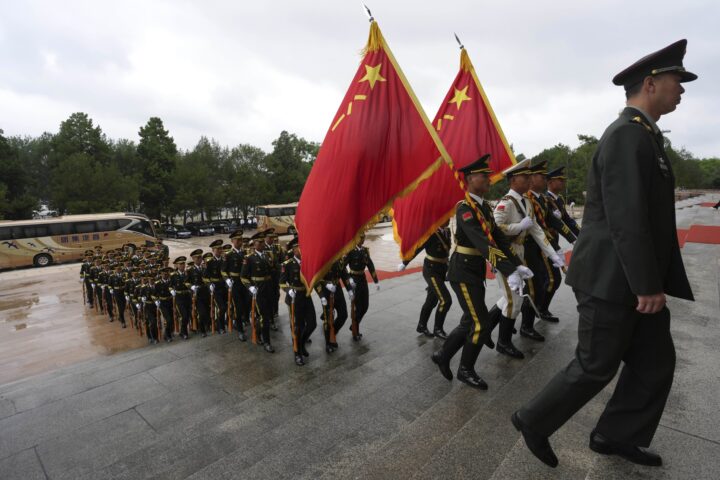 Soldats xinesos branden la bandera del país durant la visita oficial de la presidenta de Namíbia, Netumbo Nandi-Ndaitwah, a Pequín, la setmana passada (fotografia: Ng Han Guan/Efe).