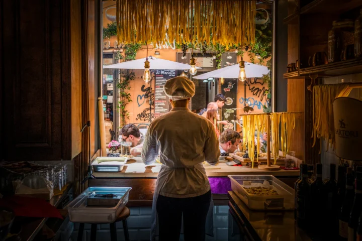 Una treballadora amassa pasta a l'aparador d'un local de Come 'na Vorta, aquest abril (fotografia: Luigi Avantaggiato/The Washington Post).