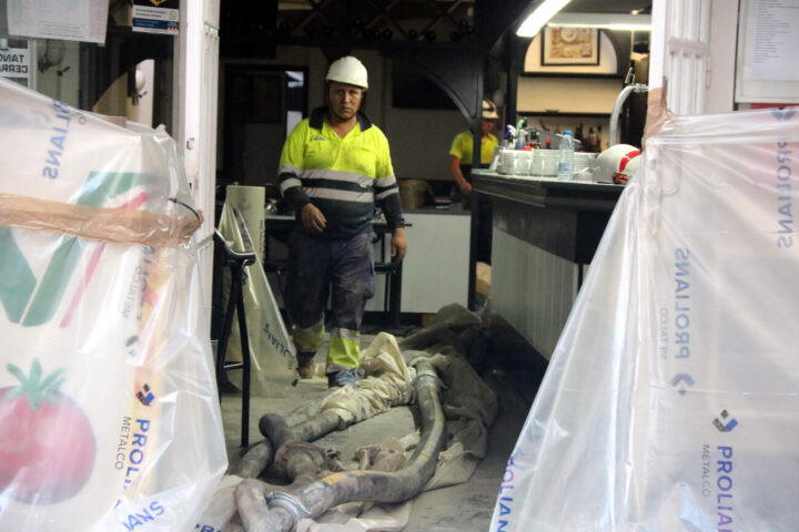 Un operari a l'interior de la pizzeria Verona, al carrer de Teodora Lamadrid (fotografia: ACN).