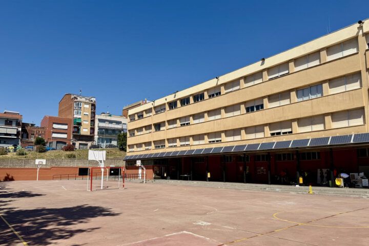 El pati d'una escola de Badalona, al baterell del sol (fotografia: ACN).