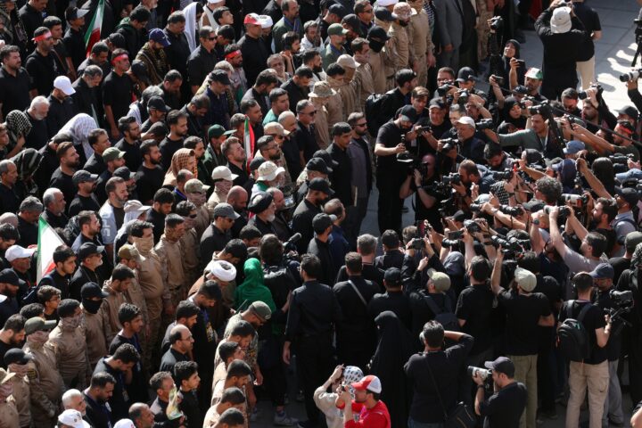Membres d'alt rang del CGRI –amb Ahmad Vahidi, el cap del grup, al centre– durant el funeral de l'aiatol·là Ali Khamenei a Teheran, a començament de mes (fotografia: Abedin Taherkenareh/Efe).
