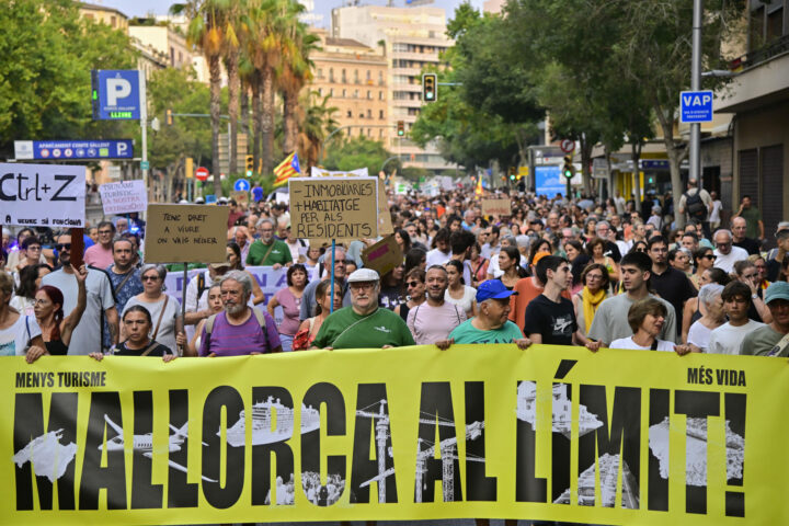 Protesta històrcia del 26 de juliol contra la turistificació (fotografia: Miquel À. Borràs / EFE.)