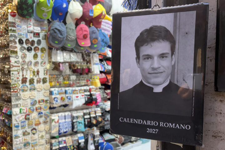 Exemplar del Calendari Romà del 2027, amb el retrat de Giovanni Galizia a la portada (fotografia: Gonzalo Sánchez/Efe).