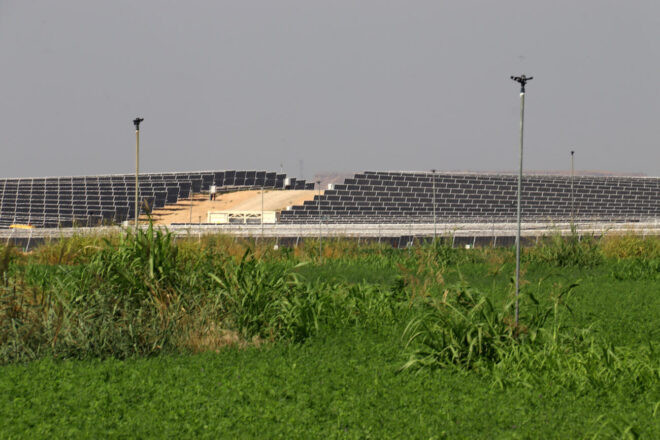 Més de 300 ajuntaments i entitats exigeixen al govern que retiri el pla de generació d’energia eòlica i fotovoltaica