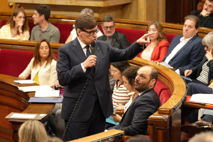 El president de la Generalitat, Salvador Illa, en la sessió de control al parlament (fotografia: ACN.)