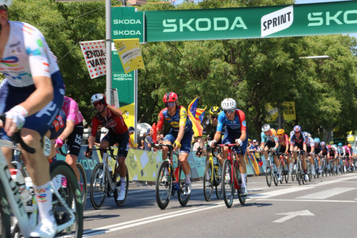 Ciclistes travessant la meta volant a Viladecans en la segona etapa del Tour (fotografia d’arxiu).