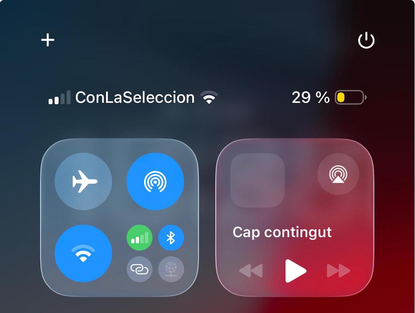 Parlem i Som Connexió reclamen la retirada dels missatges de suport a la selecció espanyola dels mòbils dels seus clients