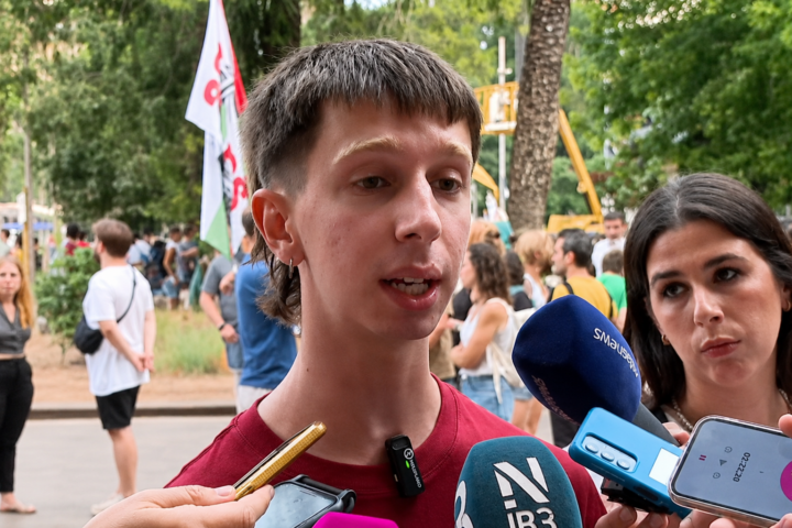 David Comas, amb samarreta roja, a l'esquerra de la imatge
