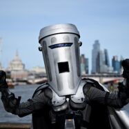 El cap de paperera extraterrestre que amena&ccedil;a de fer descarrilar l&rsquo;ascens pol&iacute;tic de Nigel Farage