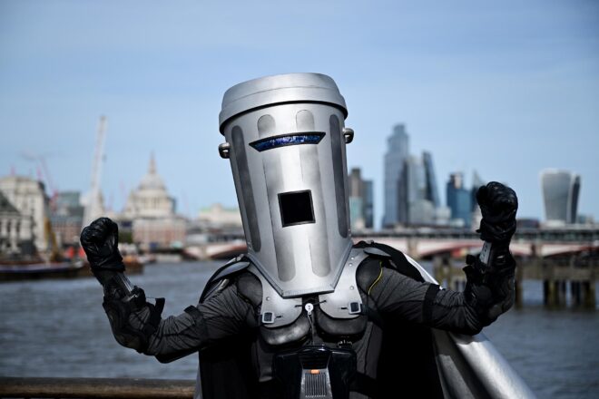 El cap de paperera extraterrestre que amena&ccedil;a de fer descarrilar l&rsquo;ascens pol&iacute;tic de Nigel Farage
