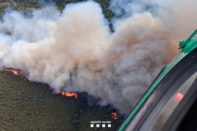 L’incendi forestal d’Aiguamúrcia s’eixampla: ja ha cremat més de 100 hectàrees i preocupa algunes urbanitzacions