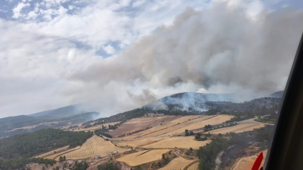 Un incendi a Pena-roja obliga a fer desallotjaments preventius