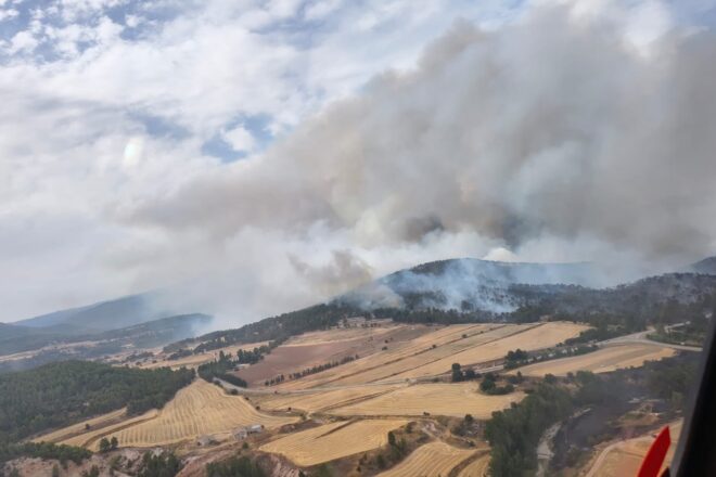 Un incendi a Pena-roja obliga a fer desallotjaments preventius