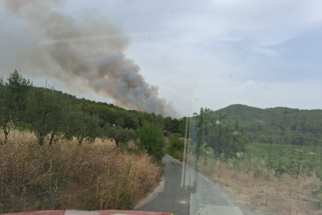 Els bombers intenten d&rsquo;apagar un nou incendi d&rsquo;alta intensitat a Aiguam&uacute;rcia