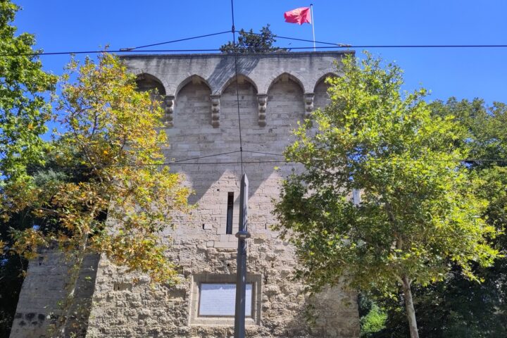 La torre dels Pins de Montpeller, amb la placa en occità dedicada a Jaume I.