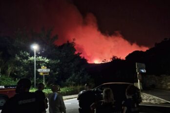 Una imatge de l'incendi que crema al Conflent