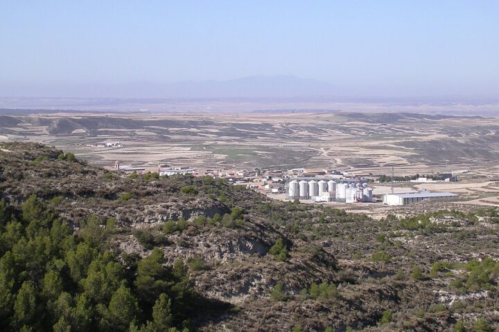 Leciñena, el municipi aragonès on ha començat l'incendi que se sent de Catalunya estant (fotografia: Willtron / Wikimedia Commons).