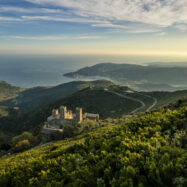 Entrellucar l&rsquo;antiga gl&ograve;ria de Sant Pere de Roda sobre la mar d&rsquo;Amunt