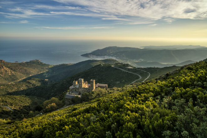 Entrellucar l&rsquo;antiga gl&ograve;ria de Sant Pere de Roda sobre la mar d&rsquo;Amunt