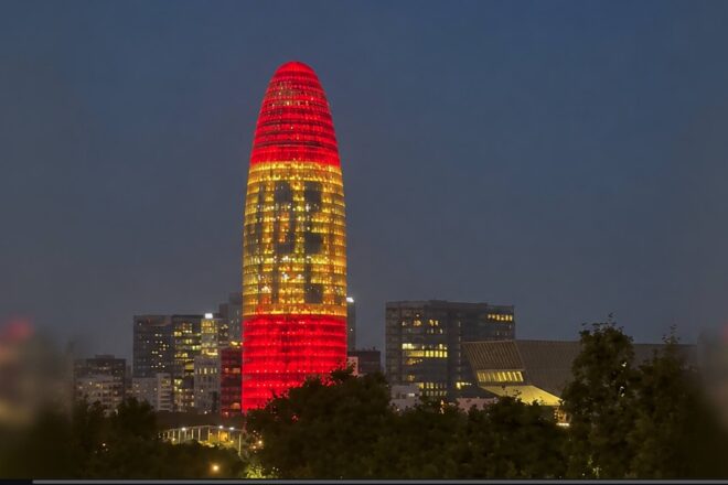Per què la Torre Glòries es va il·luminar  amb la bandera espanyola?