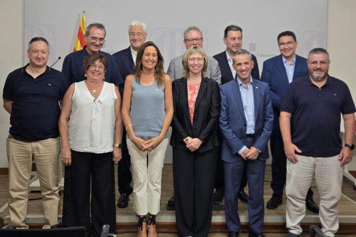 La consellera d'Educació, Esther Niubó, amb representants de direccions i de plantilles de l'escola concertada, després de la signatura d'un acord de millora de les condicions del professorat del sector.