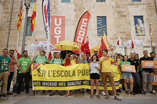 Docents i famílies tornen a concentrar-se davant les Corts Valencianes