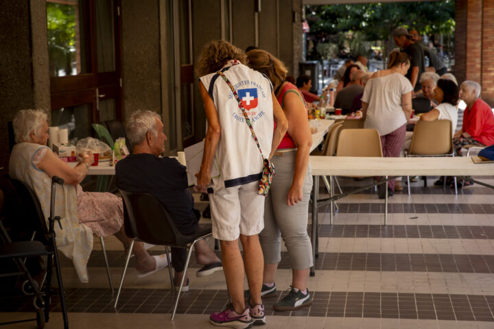 Part dels desallotjats descansant als afores de la Casa del Ciutadà de Tuïr (fotografia: Albert Salamé).
