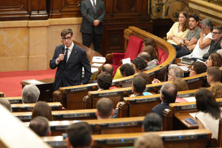 El president de la Generalitat, Salvador Illa, en la sessió de control d'ahir al parlament (fotografia: ACN)