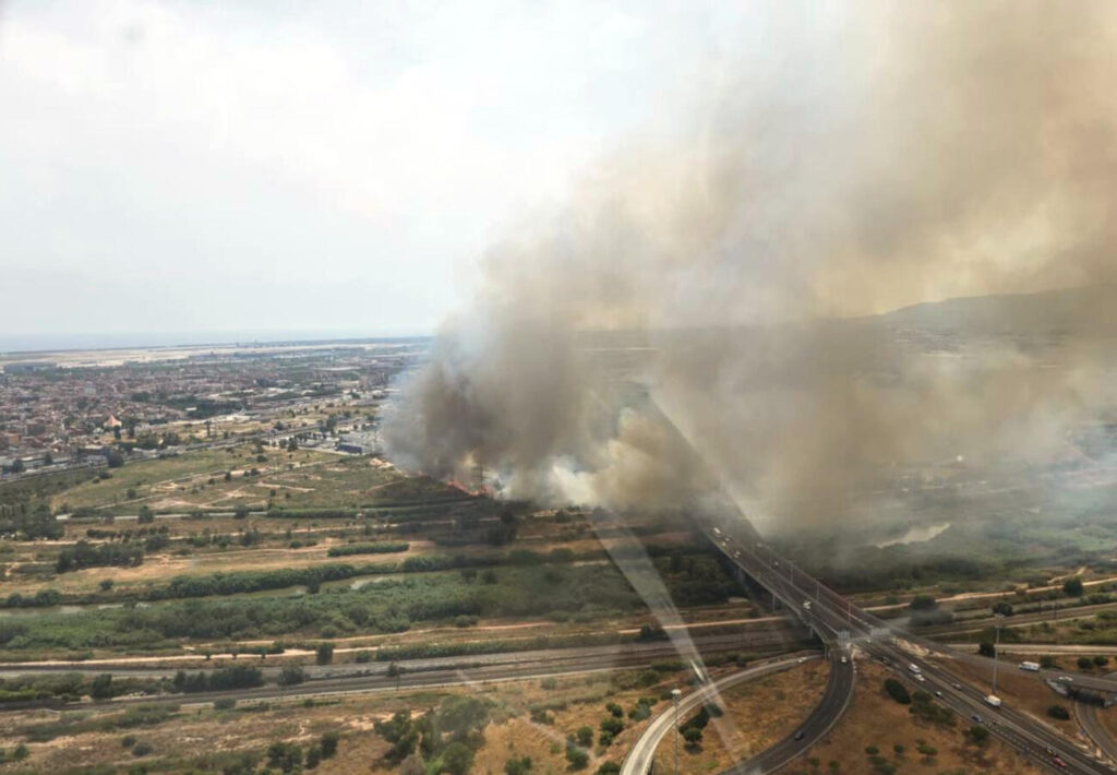 Estabilitzat l’incendi del Prat del Llobregat que ha obligat a tallar la carretera B-250 i un carril a la B-20
