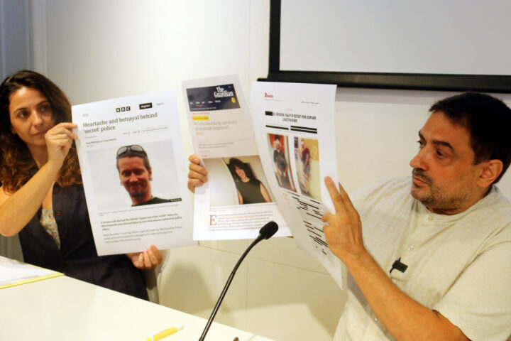 El periodista Jesús Rodríguez i l'advocada Sònia Olivella mostren publicacions de The Guardian i la BBC amb informació d'una policia britànica infiltrada, i com quedaria l'article de la Directa si fos censurat.