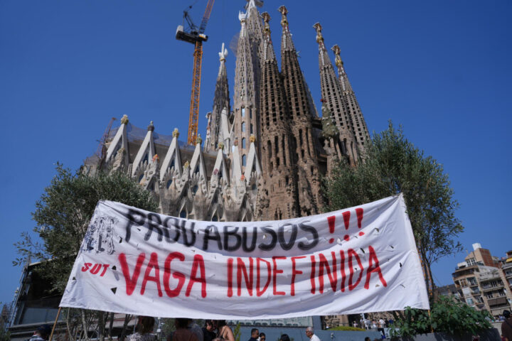 Una pancarta dels treballadors (fotografia: ACN / Guillem Roset).
