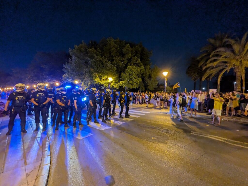 Càrregues policíaques i bales de goma al final de la manifestació històrica contra la saturació turística a Palma