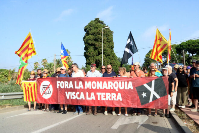 Una protesta talla l’accés a les ruïnes d’Empúries abans de la visita de la família reial espanyola