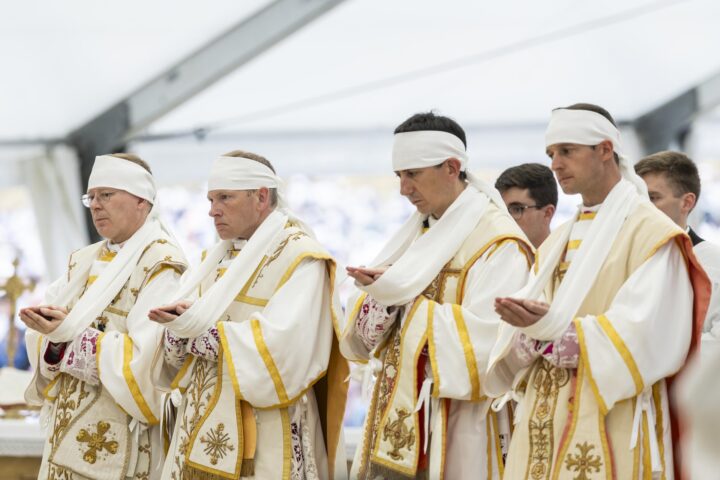 Els bisbes lefebvrians que van ser nomenats ahir de manera unilateral. Fotografia: EFE.