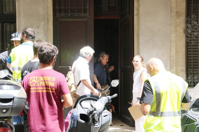 Els primers veïns afectats per l’esvoranc de les obres de la L9 tornen a casa: “Més revisat que ara no ho haurà estat mai”