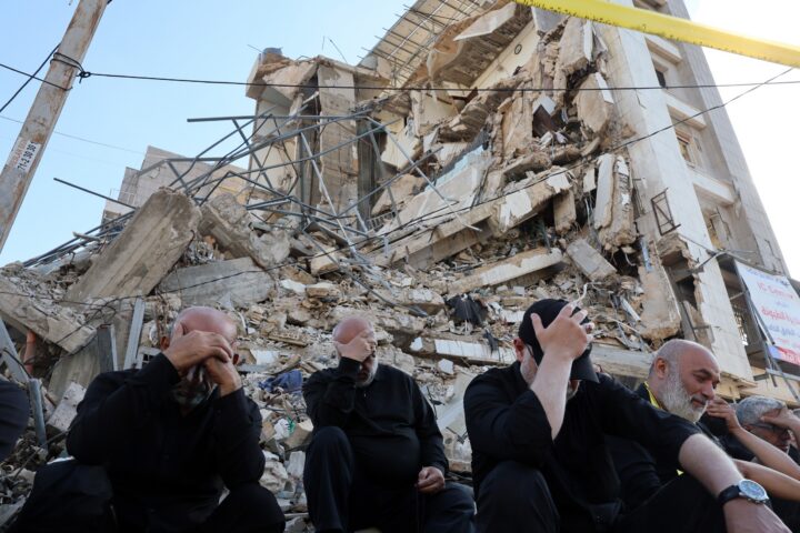 Partidaris d'Hesbol·là davant un edifici de Beirut destruït per l'aviació israeliana, la setmana passada (fotografia: Wael Hamzeh/Efe).