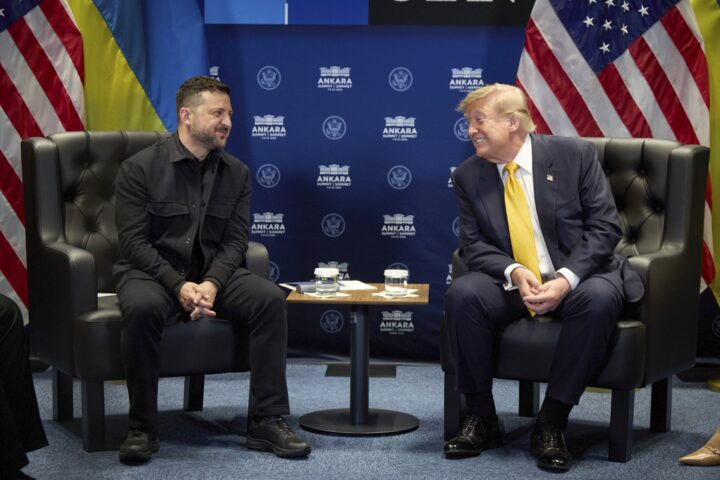 El president ucraïnès, Volodímir Zelenski, i el president dels Estats Units, Donald Trump, somriuen durant la reunió bilateral d'ahir a Ànkara (fotografia: Efe).