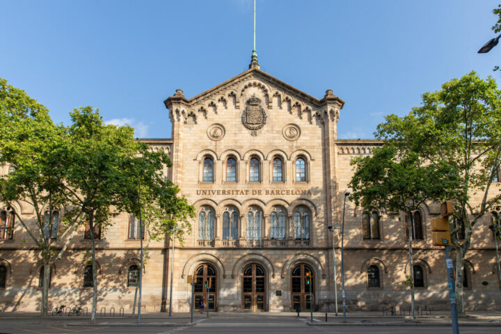 La façana de l'edifici històric de la UB on s'aprecia el nom de la Universitat de Barcelona.