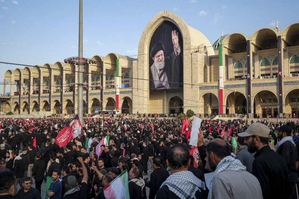 Comencen a Teheran les exèquies d’Alí Khamenei