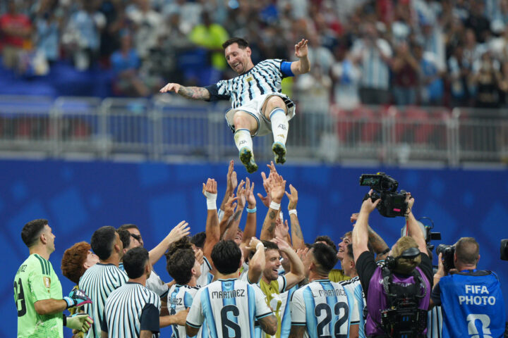 La selecció argentina celebrant el polèmic triomf sobre Egipte (fotografia: EFE).