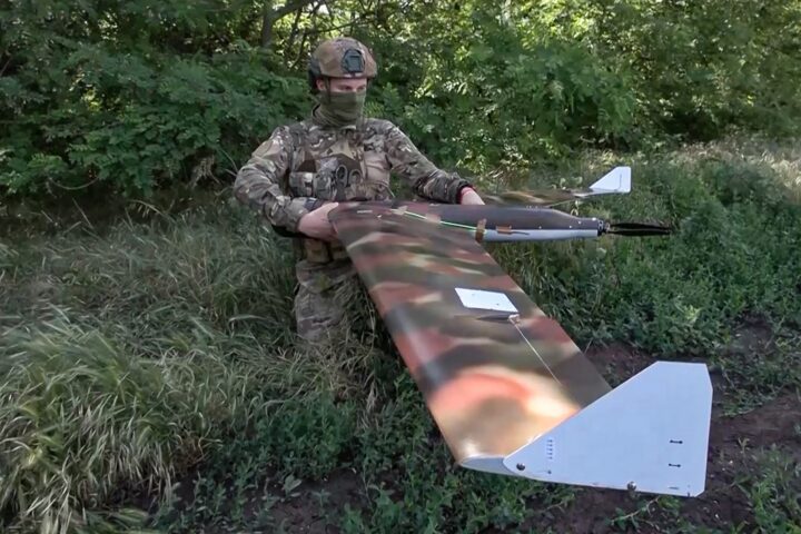 Un soldat rus manipula un dron de reconeixement al front ucraïnès, en una imatge publicada pel Ministeri de Defensa rus (fotografia: Ministeri de Defensa de Rússia/Efe).