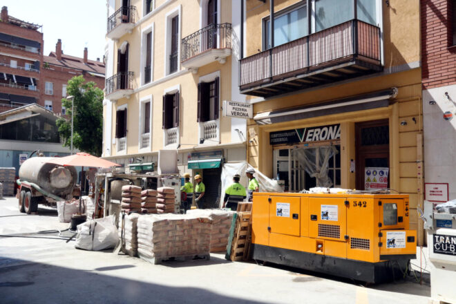 Els comerciants afectats per l’esvoranc de la L9 lamenten la manca d’ajut: “Respostes, cap ni una”