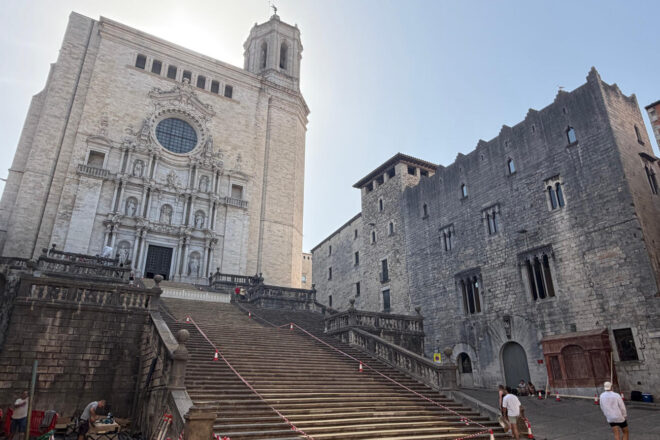 Disney transforma la catedral de Girona per filmar-hi la versió amb actors de ‘Embolicats’