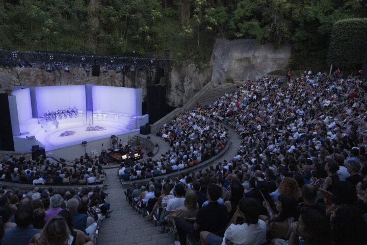 Un moment de 'L'òpera de tres rals', espectacle inaugural del festival d'enguany (fotografia: EFE/Marta Pérez).