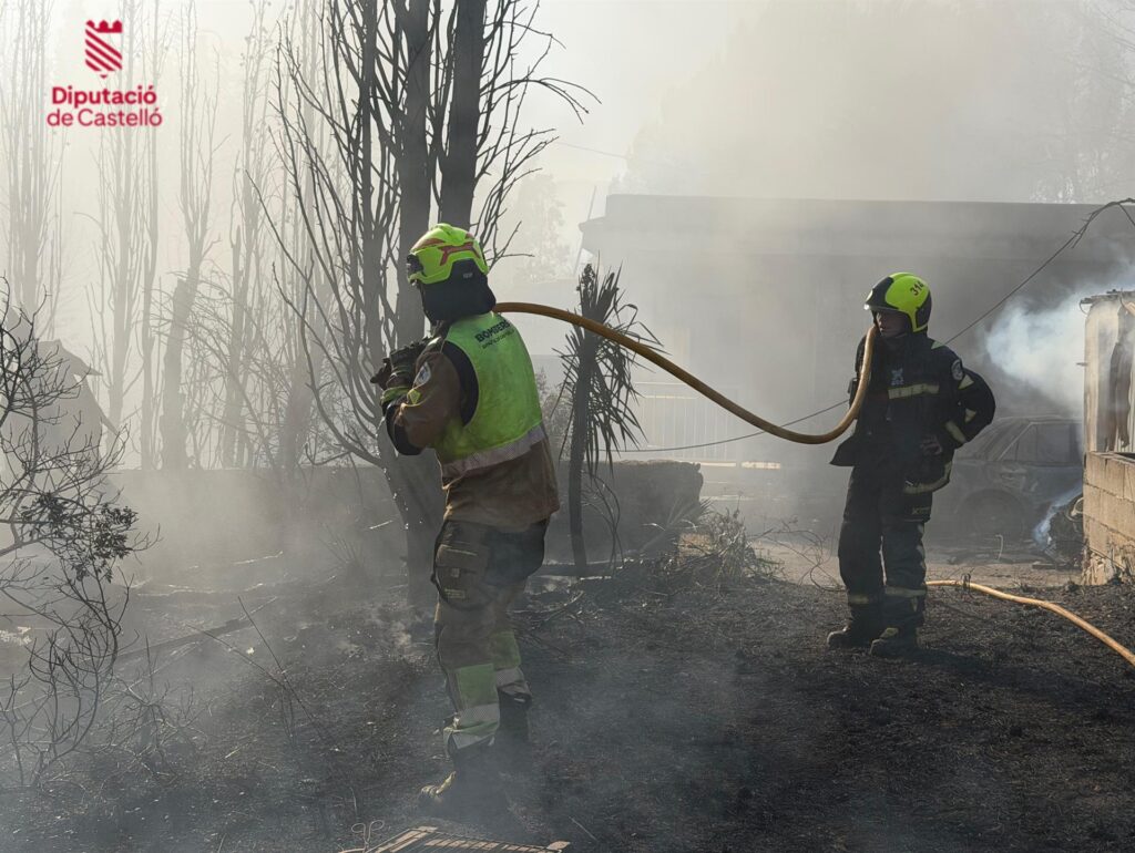 Rescaten quatre persones i evacuen setanta veïns preventivament per un incendi de vegetació a Peníscola