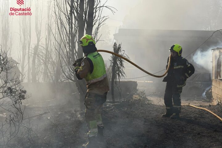 Incendi de vegetació a Peníscola (fotografia: Consorci de Bombers de Castelló).