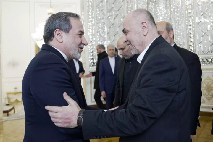 El ministre d’Afers Estrangers iranià, Abbas Araqchi, rebent el dirigent de l’òrgan polític consultiu d’Hamàs, Mohamed Darwish, el 9 de febrer a Teheran (fotografia d’arxiu).