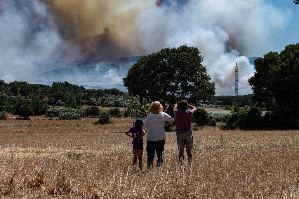 L’evolució de l’incendi de les Gavarres permet reduir els efectius dedicats a combatre’l