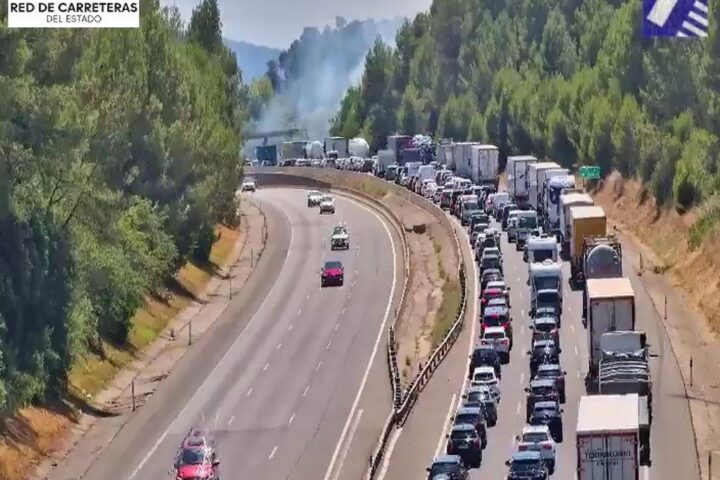 Complicacions a l’AP-7 per un incendi a Vilademuls (Pla de l’Estany) · TRÀNSIT