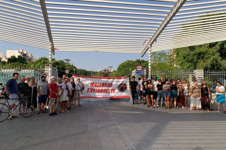 Dues desenes de persones es concentren a Palma contra el Pacte Europeu de Migració i Asil (fotografia d'arxiu).